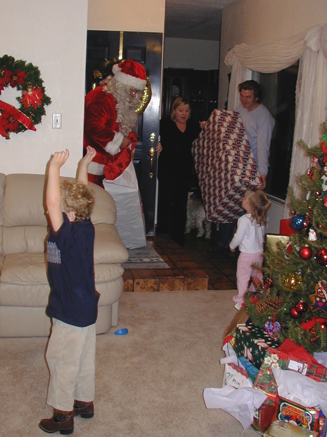 2003-12-24-13-Santa-Arrives.jpg